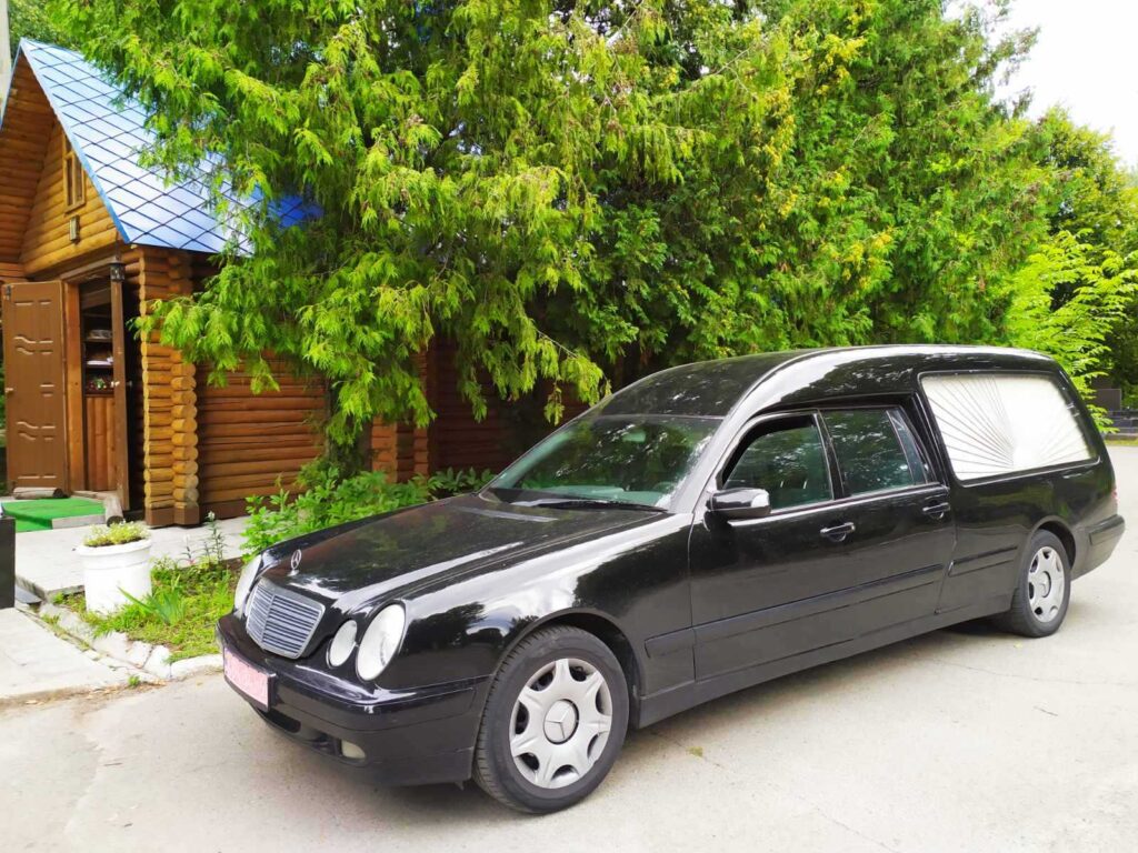 Ритуальний катафалк Mercedes біля будинку - виклик у день похорону, приїжджаємо вчасно