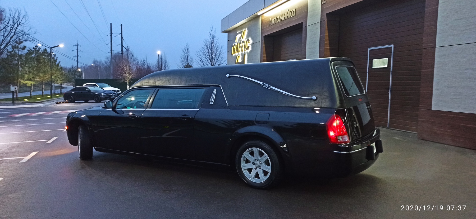 Чорний итуальный катафалк Chrysler фото