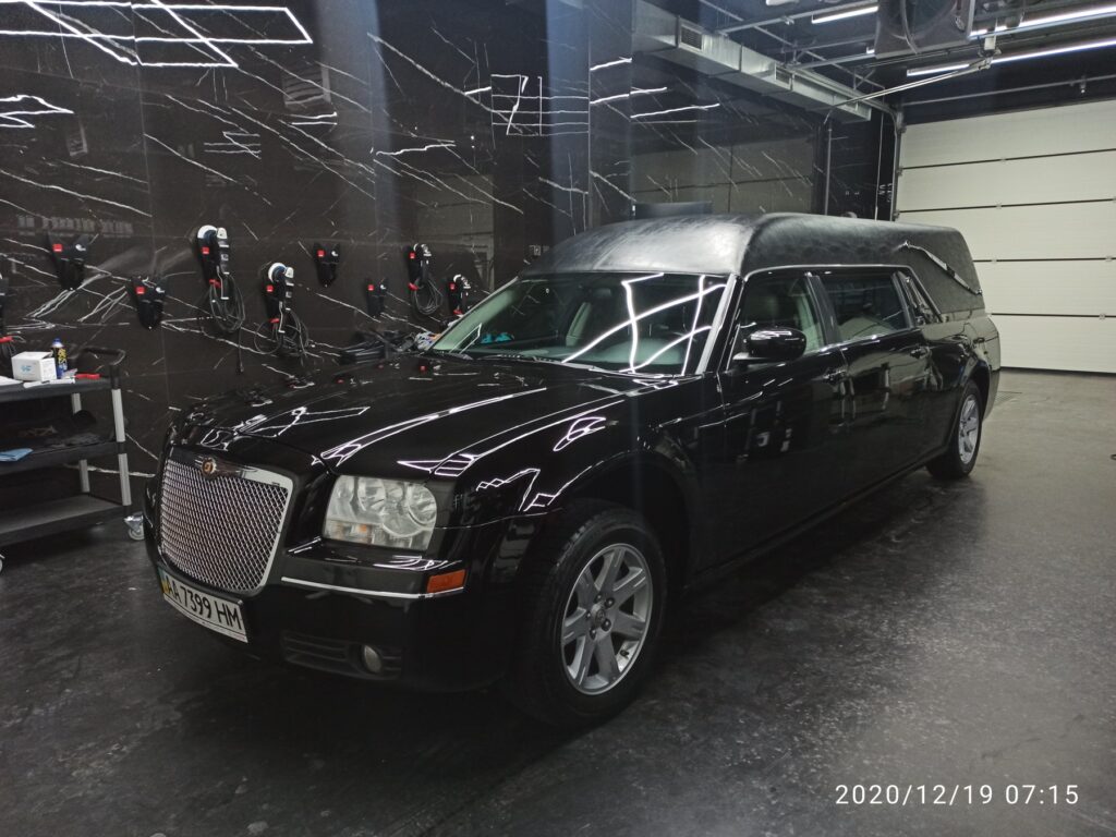 Чорний ритуальний автомобіль Chrysler підготовлено до перевезення померлих